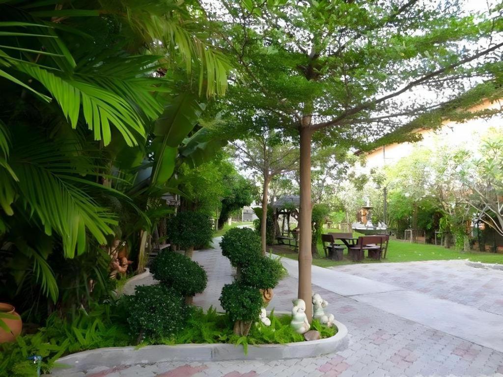 City Park Hotel Phatthalung Bagian luar foto