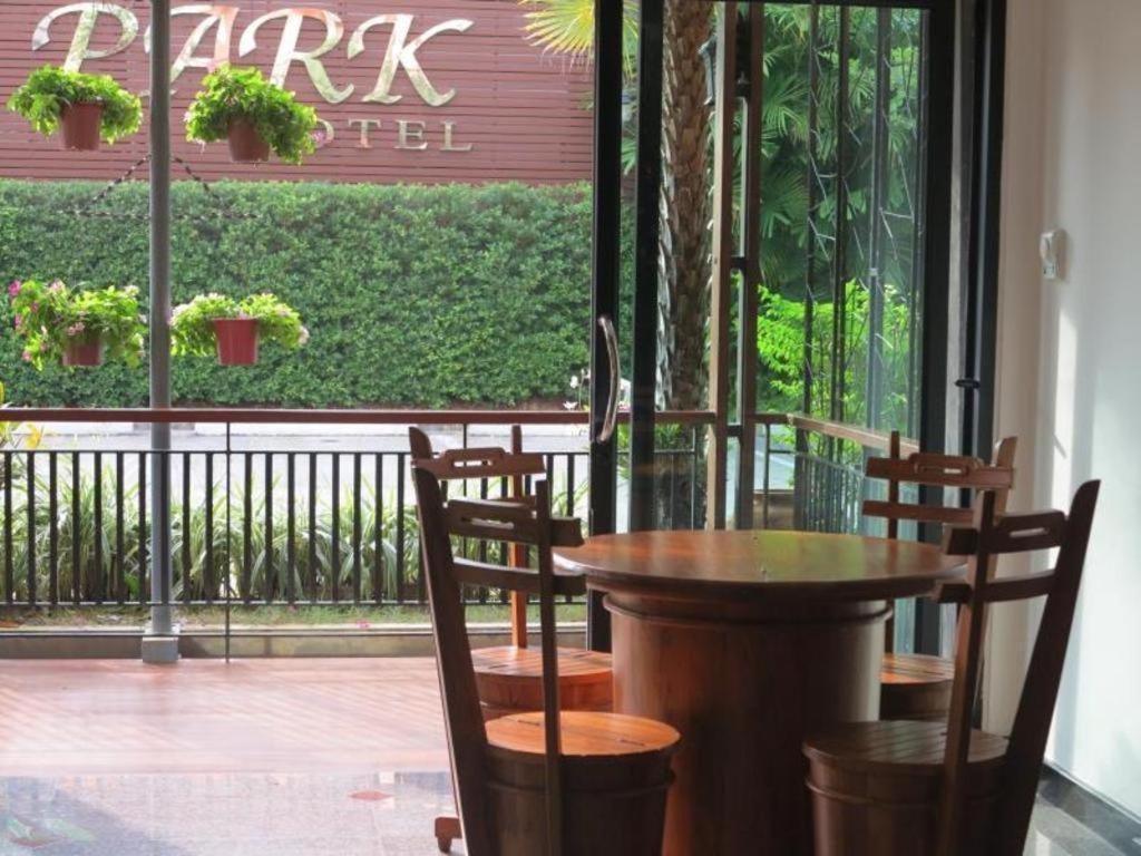 City Park Hotel Phatthalung Bagian luar foto